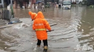低洼處內澇致店鋪貨物泡水中  黃山消防員蹚水冒雨排澇