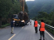 池州石臺(tái)境內(nèi)公路現(xiàn)落石坍塌 3個(gè)200余噸孤石占據(jù)半幅路面