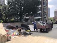 建筑垃圾池緊鄰居民樓 合肥一小區(qū)居民飽受揚塵噪音之苦