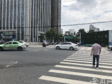 现场短新闻|合肥市潜山路和皖河路交叉口的交通信号灯不亮 市民小心翼翼过路口