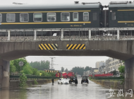 阜南下暴雨   省道328鐵路橋下轎車被淹