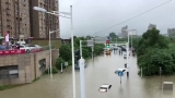 直击合肥北城积水救援：蒙城北路积水路段正在架设机械化桥