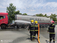 油罐車高速上起火 駕駛員竟毫不知情  