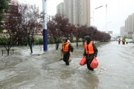 直擊合肥內澇|北城世紀金源附近積水嚴重 武警官兵出動救援（組圖）