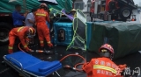 半挂车与三轮车雨天相撞一人受伤被困  休宁消防紧急救援