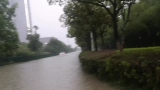 合肥突降暴雨致习友路积水没过膝盖 有车辆在雨中趴窝 