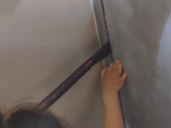 心疼！寶寶手指夾門縫哇哇大哭 消防員及時(shí)解救
