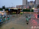 暴雨致合肥翡翠路多辆公交抛锚