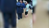 合肥暴雨导致多地积水严重 龙灯路中铁国际城德园多辆车被淹