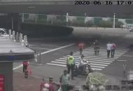5歲萌娃出門后與家長走散 交警叔叔做他的超級英雄
