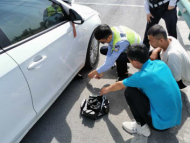 前輪爆胎新手車主不知 交警發現異樣攔停