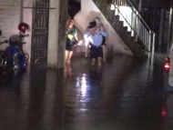 突降暴雨地下室被淹老人被困 合肥民警淌水將其背出