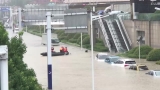 直击合肥北城积水救援：北城世纪金源购物中心积水水位降低