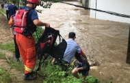 車(chē)輛被困河道！多人危在旦夕！金寨民警、消防筑“人墻”救人