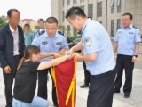 18年前命案告破 遇害者親屬跪謝碭山民警
