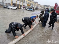 部分地區(qū)內(nèi)澇嚴(yán)重    肥東城管借調(diào)排水泵抽水排澇