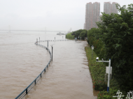 蕪湖十里江灣公園親水平臺全部淹沒水中