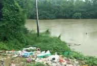 肥東撮鎮(zhèn)大彭路和裕溪路交口積水嚴(yán)重 二十埠河暴漲岸邊樹木被淹