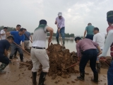 巢湖市烔炀中学闻“汛”出击援驰烔炀河堤坝抢险