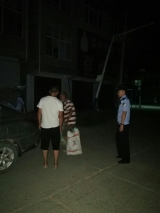 七旬拾荒老人迷路民警施援手  老人将两袋废品搬上警车