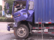 兩貨車相撞 蕪湖縣消防救出一名被困司機 
