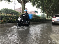 合肥明光路和勝利路交口出現積水 市民涉水而行