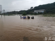 六安民警轉(zhuǎn)移群眾辦法多：木盆，塑料箱，警車車燈都成工具 