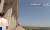 心疼！消防员救轻生男被砸骨折昏迷