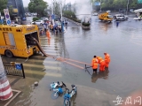 大型排水车开进北一环  道路积水开始消退