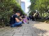 大考2020｜高考开考后 仍有不少家长在考点外等候