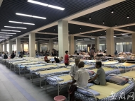 合肥168中學(xué)已安置300余人 安置點內(nèi)搭建“臨時”影院