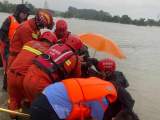 暴雨中！肥东民警消防带救生船转移被困群众11人
