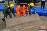 安徽歙县：消防员清淤排水 为考生清理进场通道