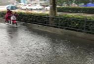 合肥明光路和勝利路交口往南非機動車道出現積水?市民涉水而行