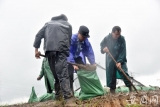 抢筑堤坝 含山警方紧急出动防范汛情