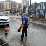 应对暴雨 合肥经开区芙蓉社区近百名党员群众紧急排涝