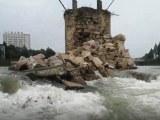 洪水退却 屯溪老大桥大量构件“水落石出”