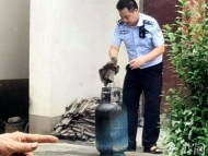 宣城：街面民宅液化气罐失火 危急时刻民警“排爆”