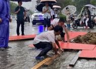 暴雨導(dǎo)致考場外積水嚴重  東至縣考點為考生搭“木板橋”趕考