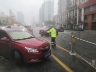 合肥北一環與肥西路交口積水嚴重  肥東龍塘高速橋下被水淹