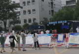 大考2020|考生走进考点 家长记录这特别的时刻
