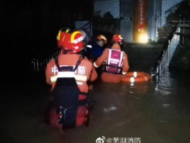 積水深達2米村民被困 蕪湖消防員連夜涉水2公里緊急救援
