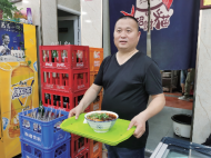 走向我們的小康生活|面館老板一天賣出800碗面，在合肥買了3套房