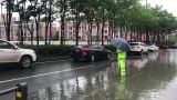 合肥临泉路与郎溪路交口郎溪路路段部分积水退去 交警在维持秩序