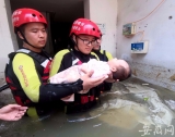肥东一小区内涝  消防员小心翼翼抱出满月小宝宝