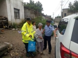 “你的鸡鸭我们来喂养”    枞阳民警跪请8旬老奶奶撤离
