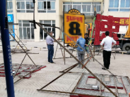合肥經開城管出動無人機 拆除違規廣告牌 