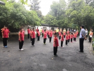 為解決抗洪一線民警的后顧之憂，螳螂拳“愛心托管班”開班了