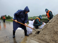 直面新一輪強降雨 合肥包河城管加高加固南淝河河堤