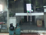 合肥一沿街商铺便当店起火 消防拎出两个煤气罐
